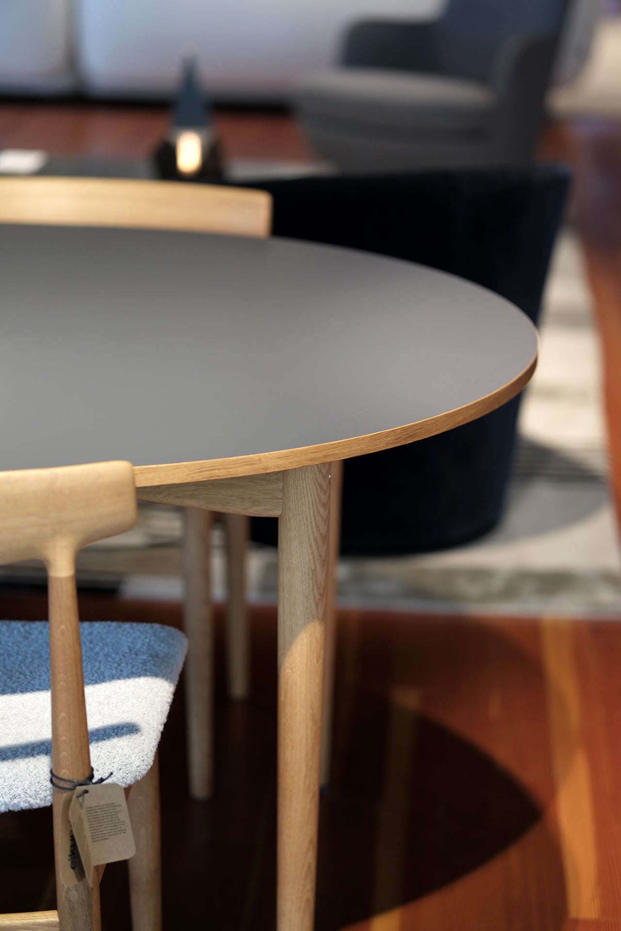 Oma Dining Table