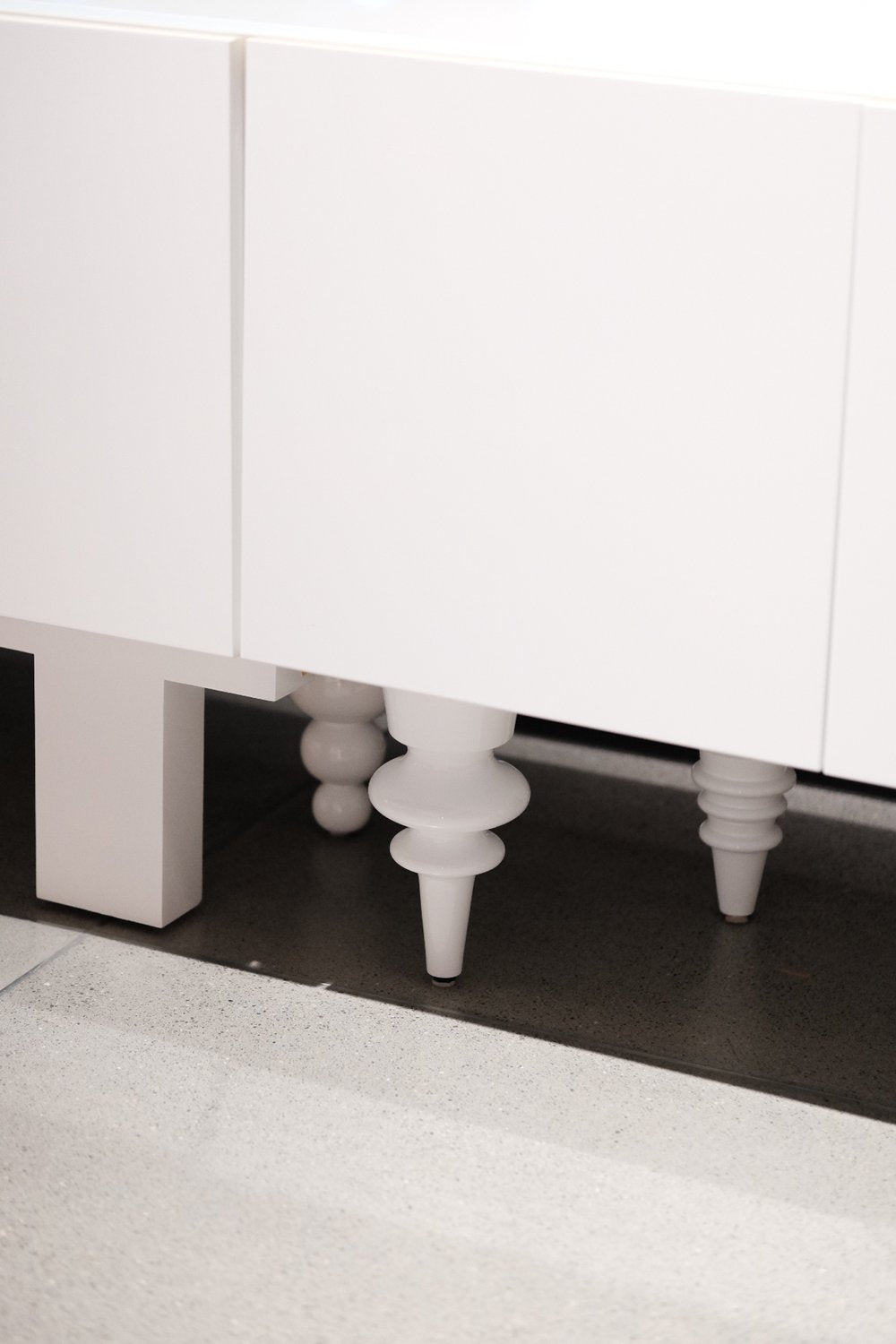 Multileg Cabinet