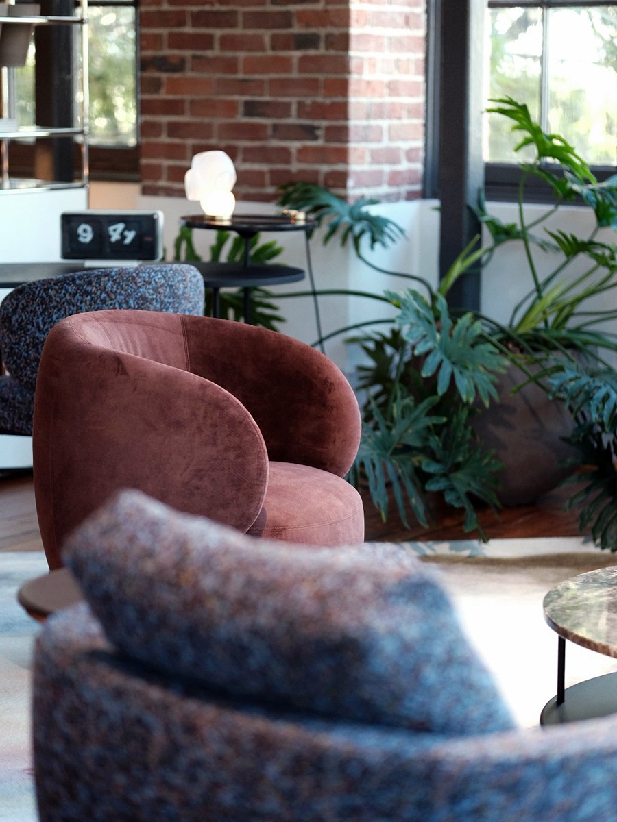 Vuelta Swivel Lounge Chair