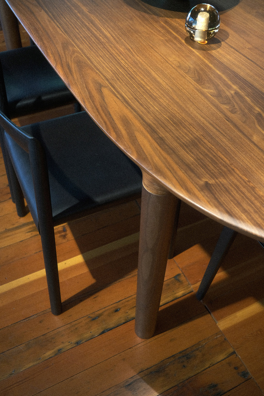 Miau Oval Dining Table