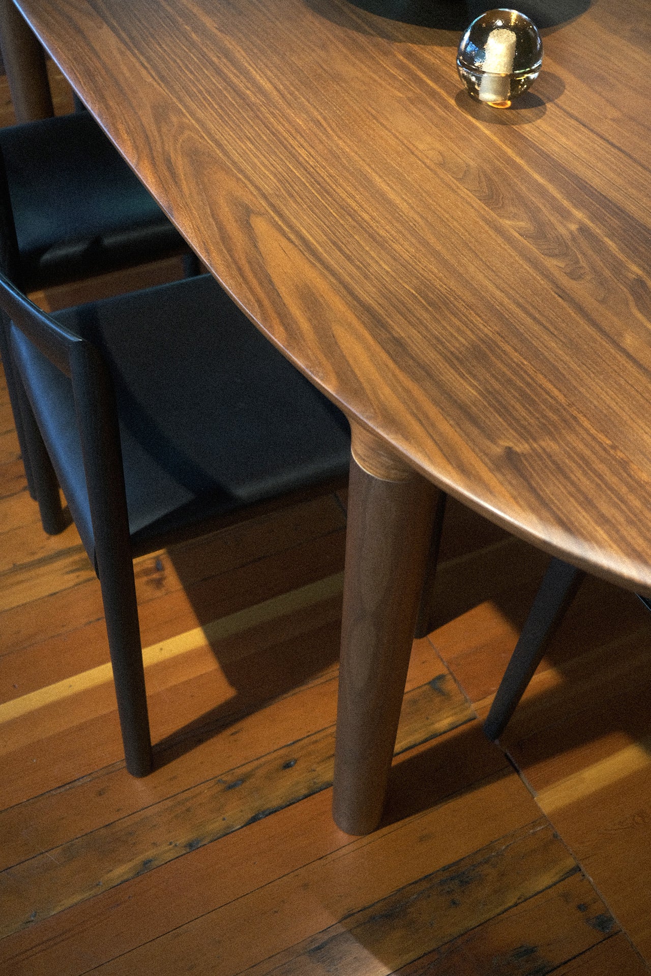 Miau Oval Dining Table