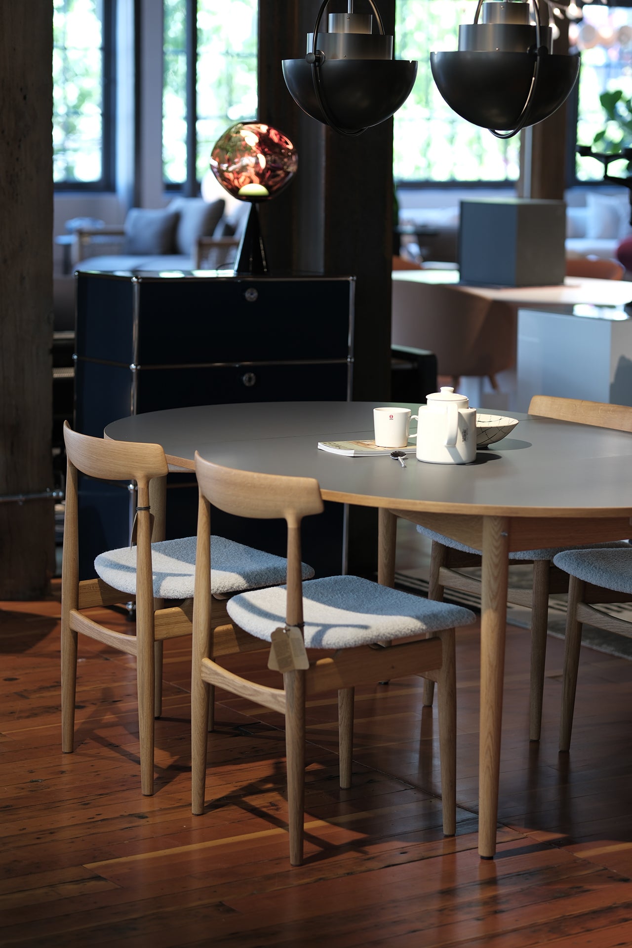 Oma Dining Table
