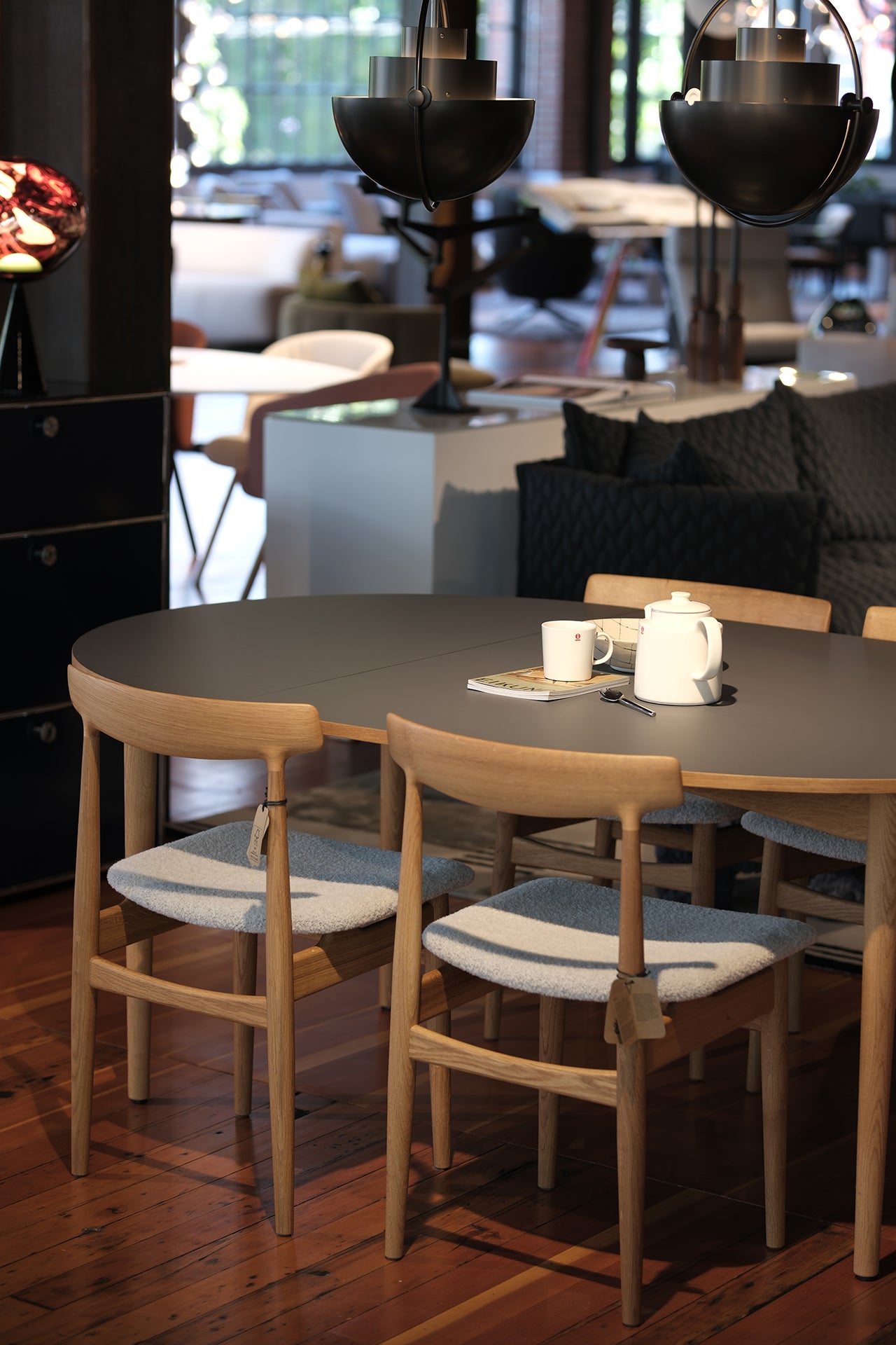 Oma Dining Table