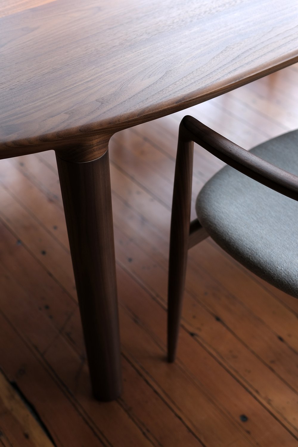 Miau Oval Dining Table