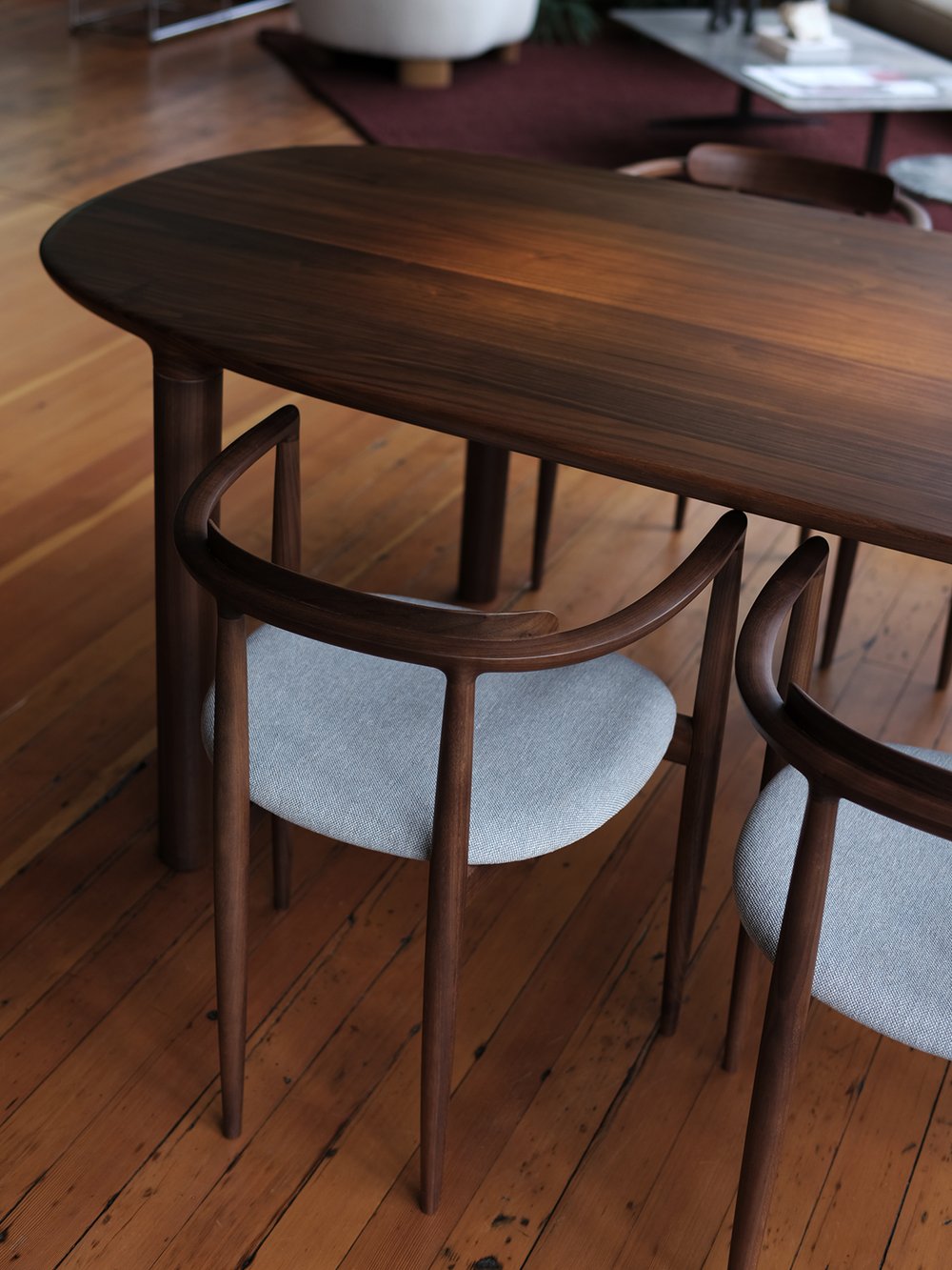 Miau Oval Dining Table